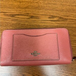 Preloved Coach leather Accordion Zip Wallet in a gorgeous shade of pink/rose.